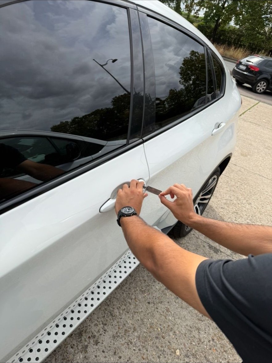 Ouverture d'un SUV blanc sans casse