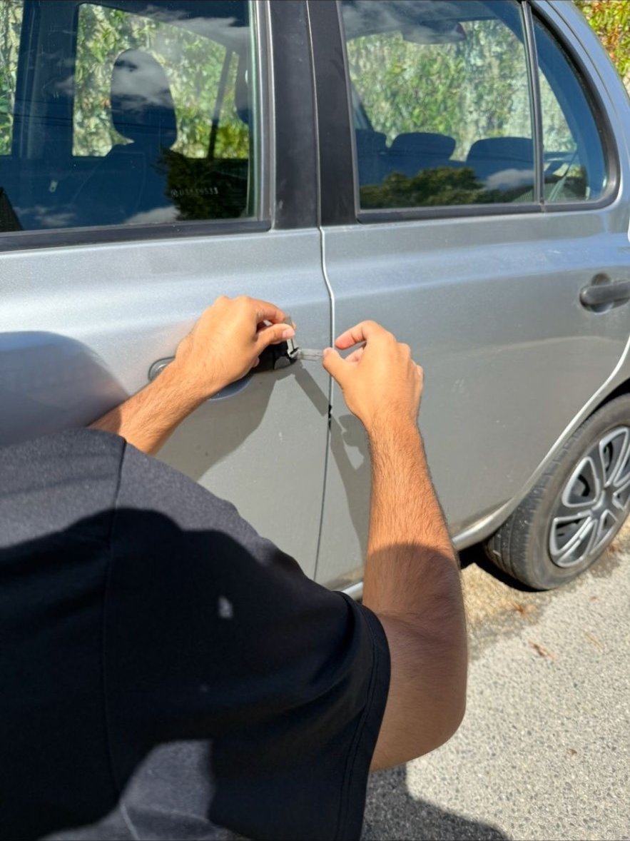 Ouverture fine d'une portière Nissan Micra